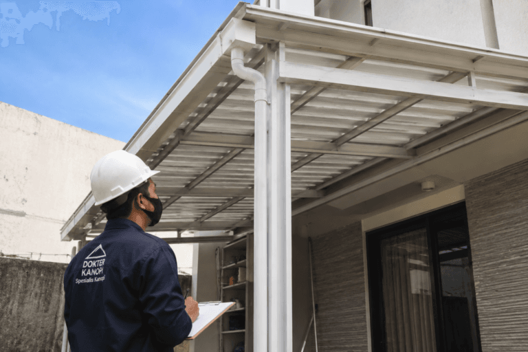Proses survei lokasi jasa tukang kanopi alderon Jakarta profesional.