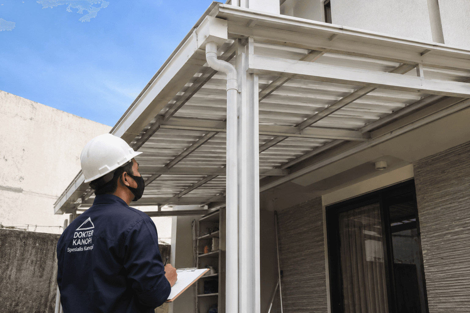 Proses survei lokasi jasa tukang kanopi alderon Jakarta profesional.