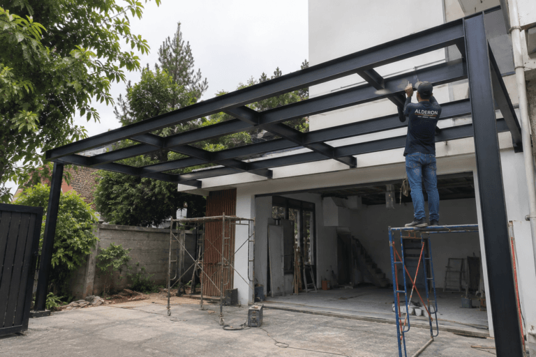 Pemasangan rangka besi hollow oleh tim Jasa Kanopi Solar Tuff profesional.
