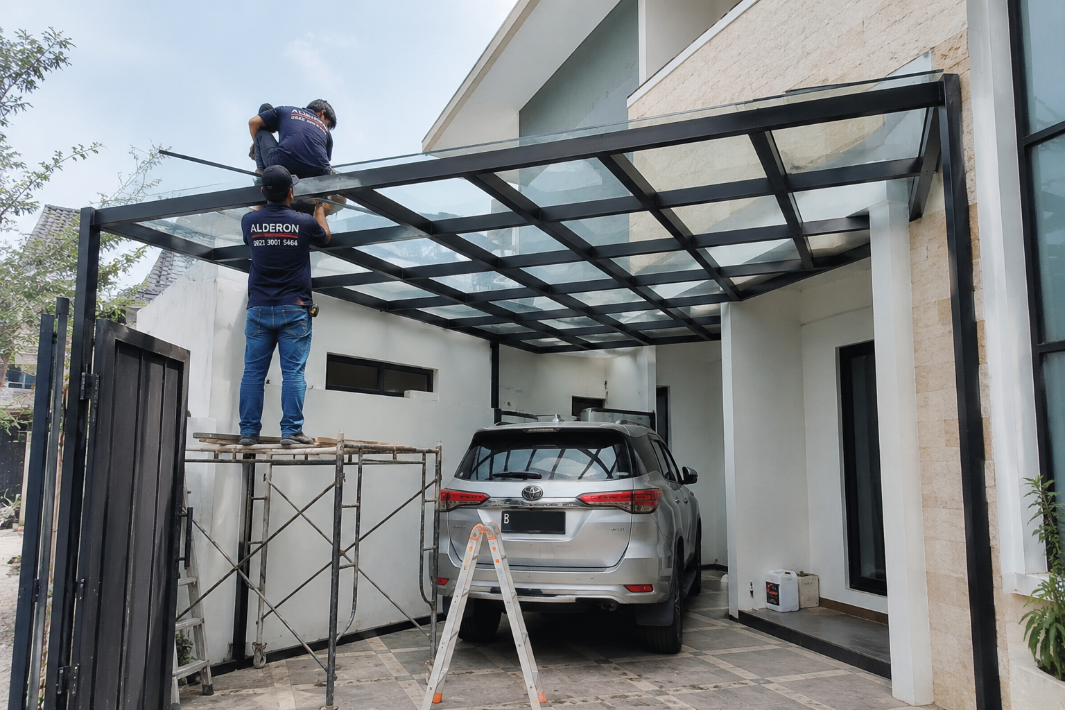 Pemasangan kanopi kaca tempered pada carport rumah minimalis modern.