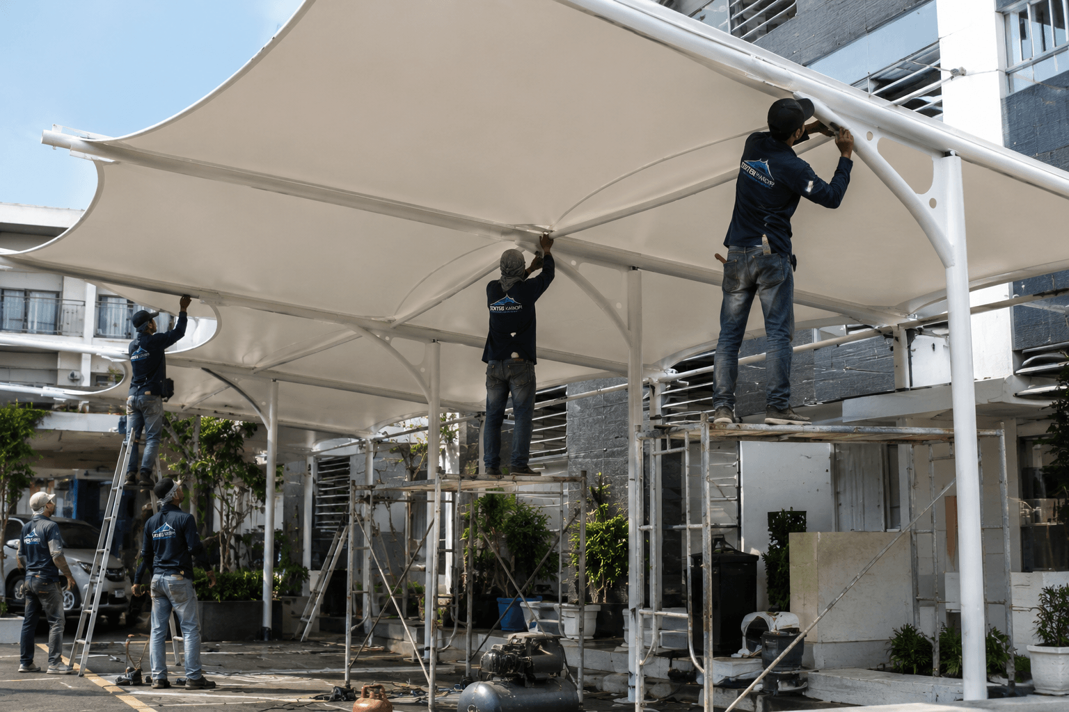 Pemasangan atap tenda membrane berkualitas oleh tim profesional Jakarta Selatan.