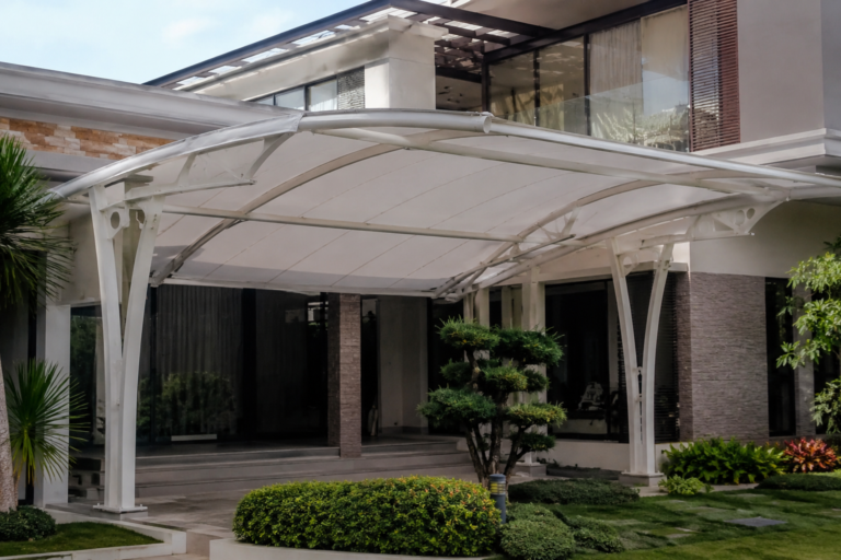 Pemasangan kanopi membran Bandung desain modern untuk teras rumah mewah.