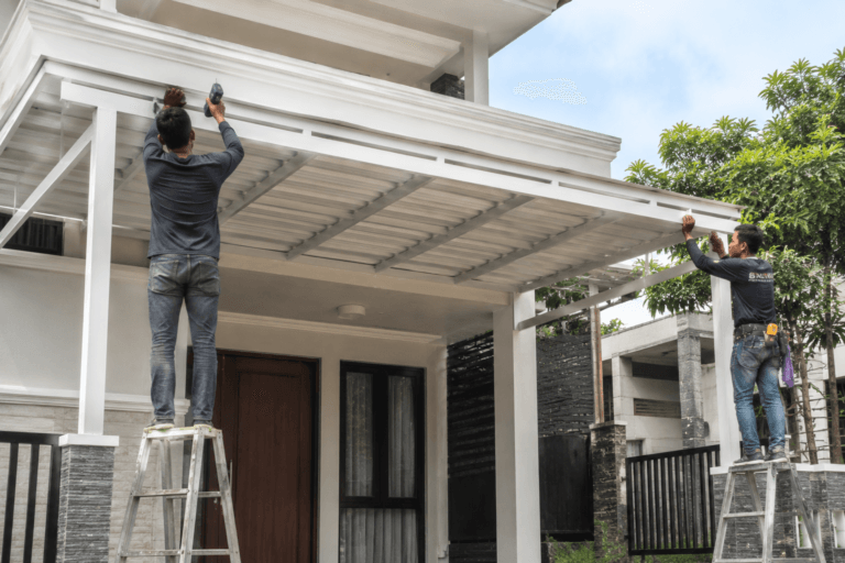 Pemasangan kanopi baja ringan elegan di teras rumah minimalis.