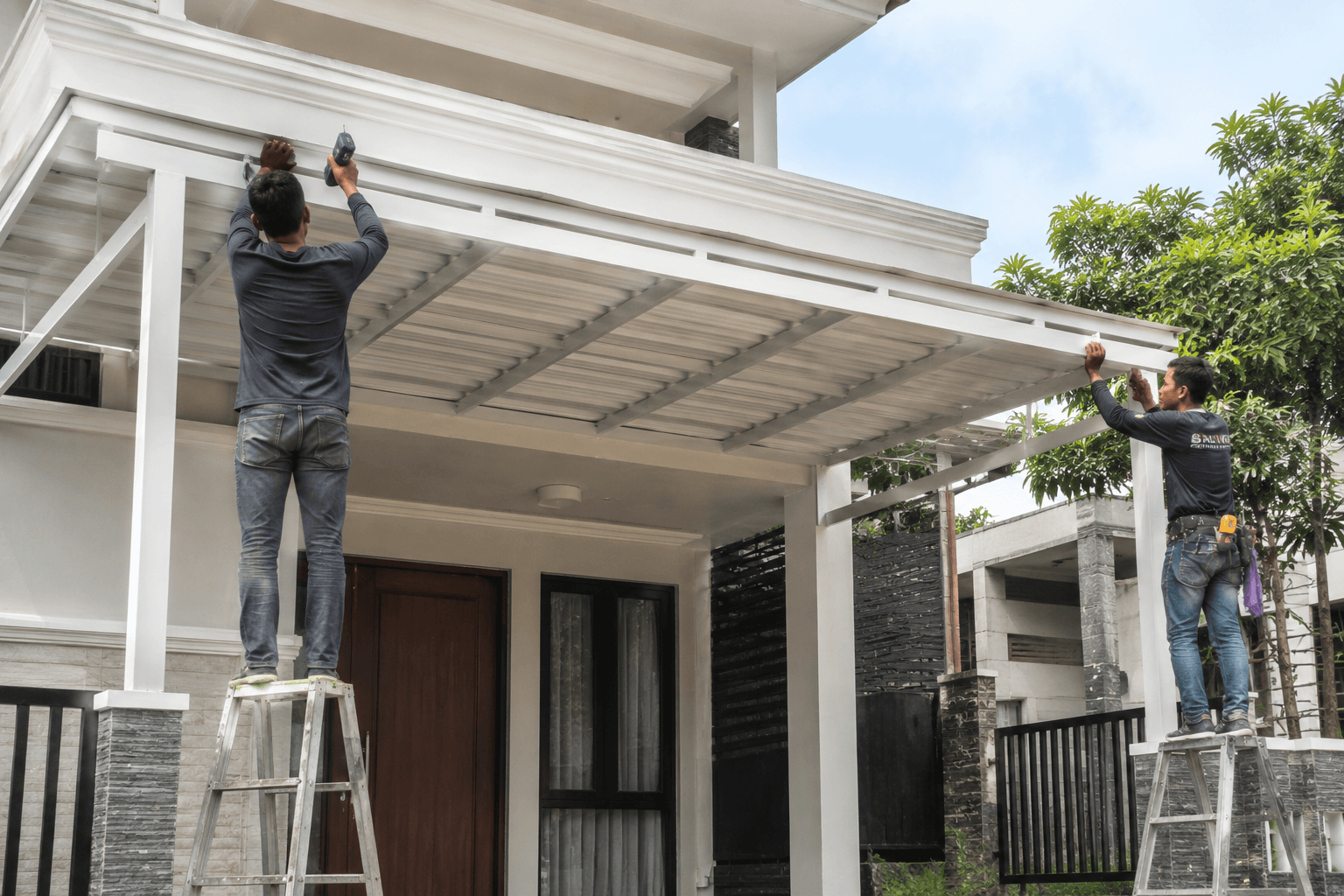 Pemasangan kanopi baja ringan elegan di teras rumah minimalis.