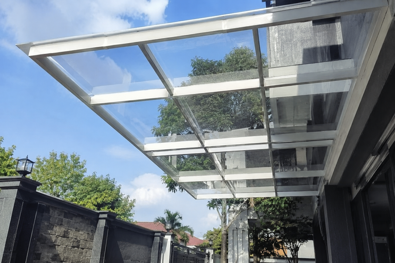 Hasil akhir kanopi solar tuff warna clear yang sangat jernih dan elegan.