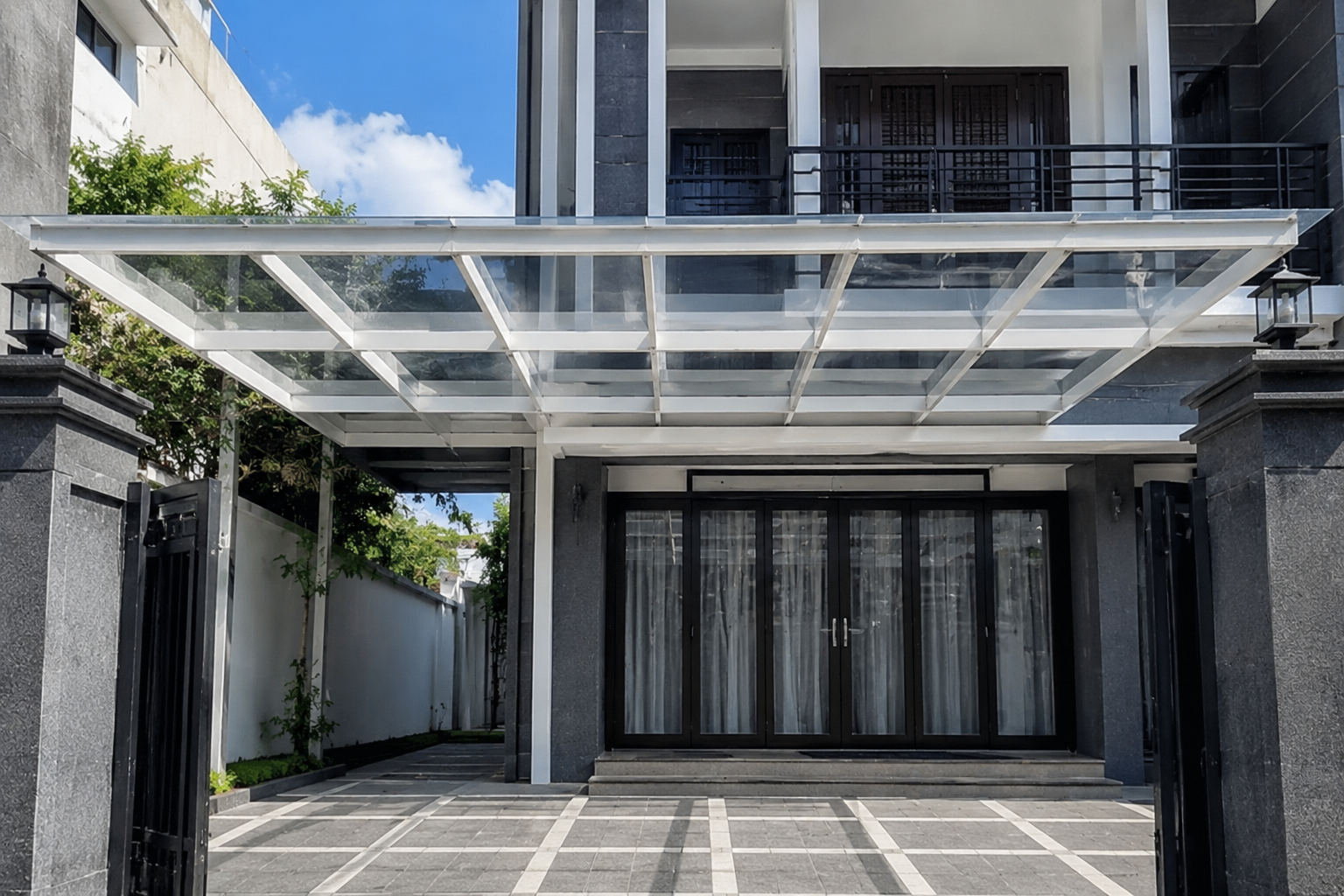 Contoh hasil pasang kanopi Solar Tuff Jakarta dengan rangka besi hollow minimalis hitam.
