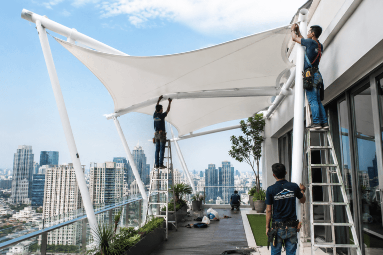Pemasangan tenda membrane rooftop modern pada area balkon apartemen mewah.