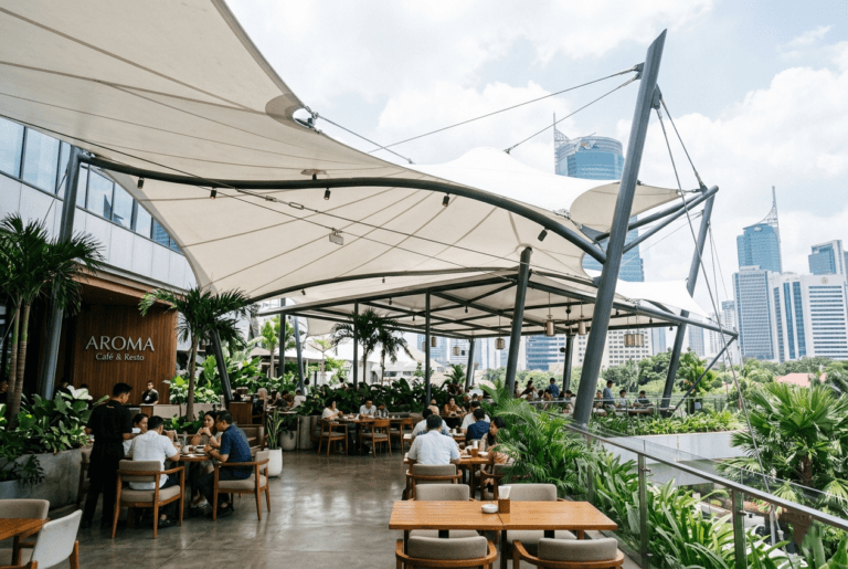 Hasil akhir estetika modern dari layanan kontraktor pemasanga tenda membrane di jakarta untuk kafe dan restoran.
